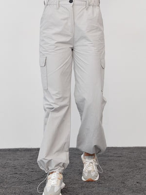 Светло-серые штаны-карго в стиле кэжуал | 6736089