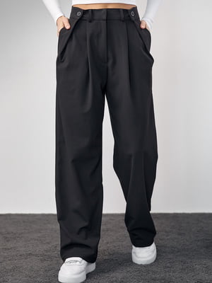 Классические брюки с акцентными пуговицами на поясе | 6736117