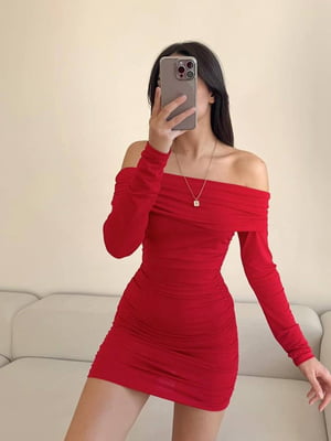 Платье облегающее с открытыми плечами красное | 6736412