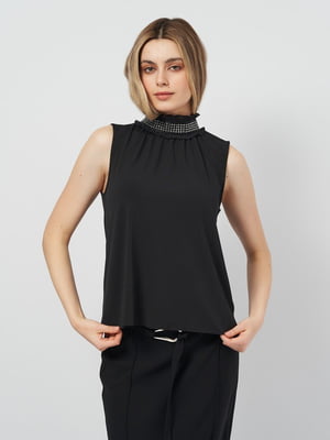 Блуза черная с воротником-стойкой, украшенным стразами | 6632584