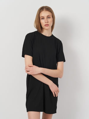 Короткое черное платье-футболка в рубчик | 6685222