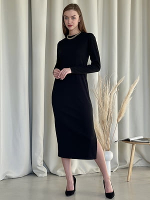 Чорна сукня-футляр в рубчик довжини міді | 6737730