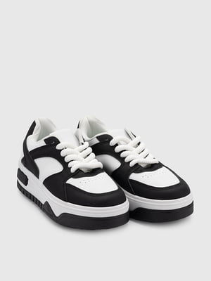 Біло-чорні кросівки на шнурівці | 6742390