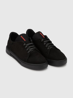 Чорні спортивні туфлі на шнурівці | 6740655