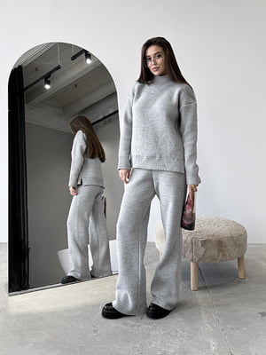 Костюм светло-серый с ровными брюками и удлиненным свитером с разрезами в боках | 6759213