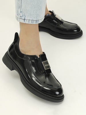 Лаковые черные туфли с декором | 6759721