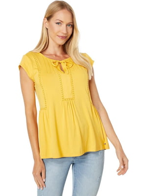 Желтая блузка-футболка с небольшим вырезом с завязками | 6759810
