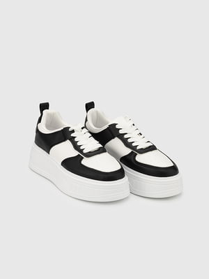 Чорно-білі кросівки на шнурівці | 6747927