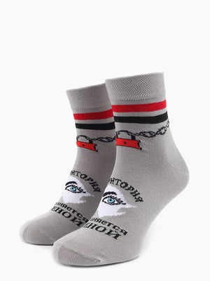 Світло-сірі шкарпетки з смужками і принтом | 6748540