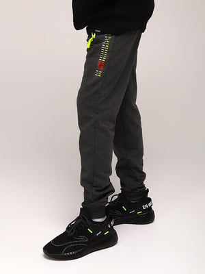 Спортивні штани для хлопчика з принтом темно-сірі | 6757467