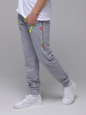 Спортивні штани для хлопчика з принтом світло-сірі | 6757477