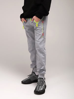 Спортивні штани для хлопчика з принтом світло-сірі | 6757492