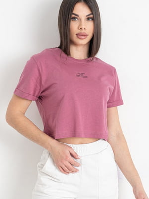 Укорочена рожева футболка з написом та закотами на рукавах | 6764138