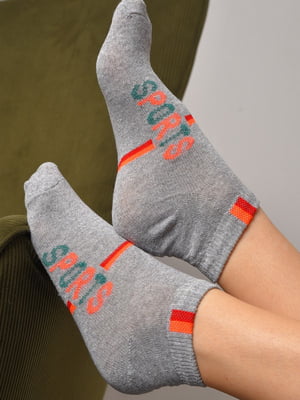 Шкарпетки спортивні сірого кольору з принтом | 6769232