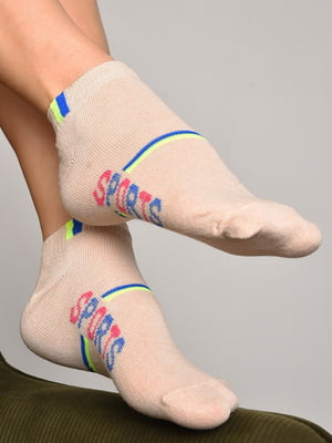 Шкарпетки спортивні бежевого кольору з принтом | 6769234