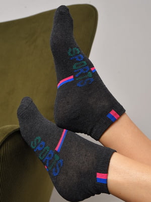 Шкарпетки спортивні темно-сірого кольору з принтом | 6769236