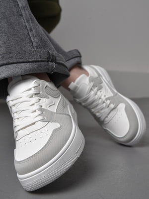 Кросівки біло-сірого кольору на шнурівці | 6769277
