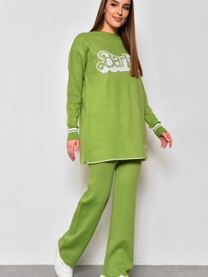 Зелений костюм: туніка оверсайз з написом Barbie і розкльошені штани | 6769772