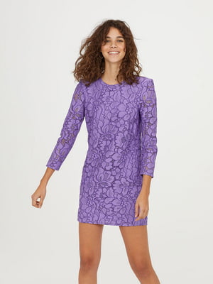 Коротка мереживна сукня фіолетового кольору | 6774436