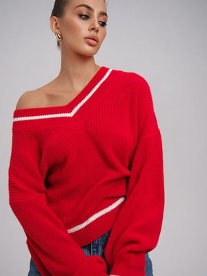 Пуловер червоного кольору з білим кантом | 6775252