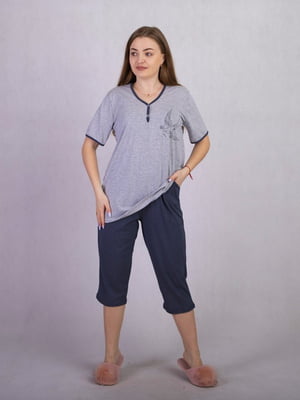 Трикотажна піжама: сіра футболка і сині капрі | 6780281