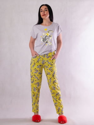 Бавовняна піжама: сіра футболка з принтом і жовті штани в принт | 6780568