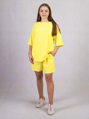 Жовтий костюм оверсайз: футболка і шорти | 6780616