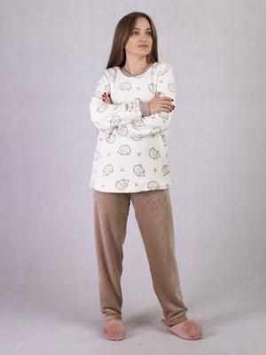 Махрова піжама: джемпер молочного кольору з принтом і бежеві штани | 6780626