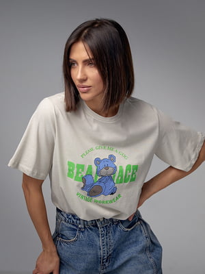 Хлопковая серая футболка с ярким принтом медведя | 6781082