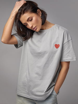 Трикотажная серая футболка с вышитым сердцем | 6781090