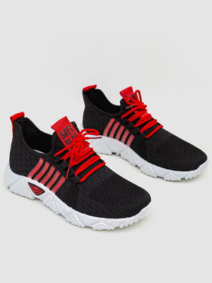 Черные текстильные кроссовки на красной шнуровке | 6759425