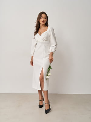 Сукня А-силуету ніжно-білого кольору з розрізом | 6782149