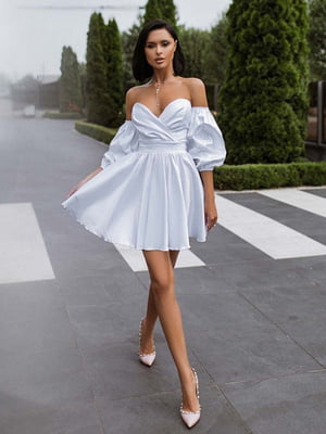 Атласна біла сукня А-силуету з відкритими плечима | 6782163