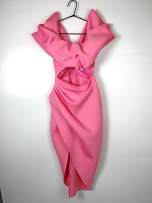 Асиметрична рожева сукня зі зборками та об’ємним декором на ліфі | 6790764