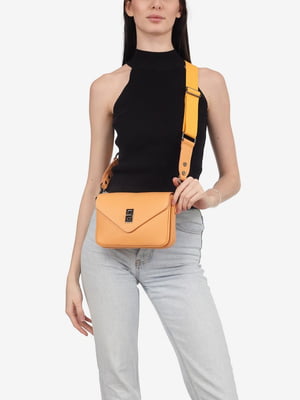 Светло-оранжевая кожаная сумка с широким ремешком | 6795406