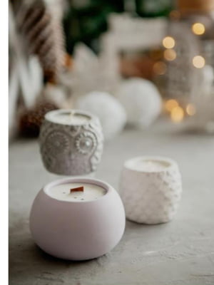 Еко-свічка із зимовим декором "Лілова куля" (9-10 годин горіння. Колекція "Святкові") | 6796922