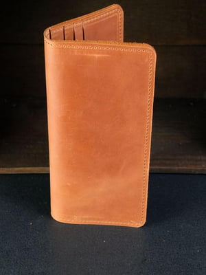 Шкіряний гаманець-клатч на 12 карт коньячного кольору | 6798016