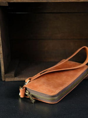 Шкіряний гаманець-клатч коньячного кольору з ремінцем | 6799017