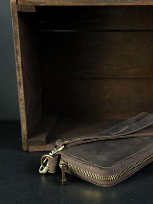 Шкіряний гаманець-клатч шоколадного кольору на круговій блискавці з ремінцем | 6799019