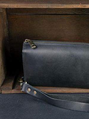 Черный кожаный кошелек-клатч с ремешком | 6799150