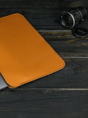 Шкіряний чохол янтарного кольору для MacBook | 6798386