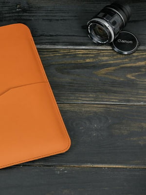 Кожаный чехол янтарного цвета для MacBook | 6798389