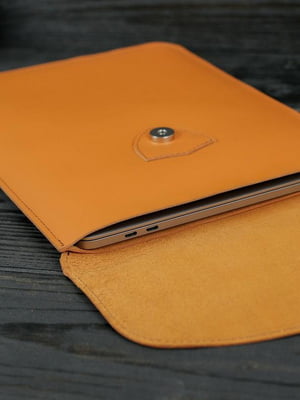 Кожаный чехол янтарного цвета для MacBook | 6798985