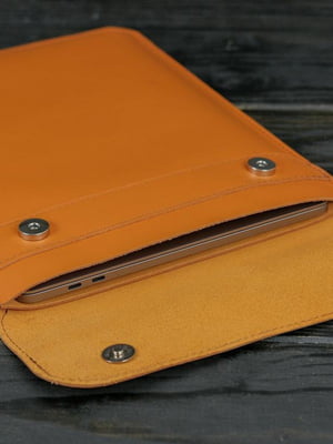 Кожаный чехол янтарного цвета для MacBook | 6798989