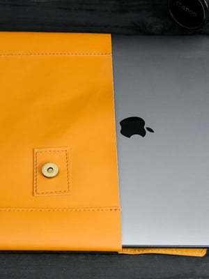 Шкіряний чохол янтарного кольору для MacBook | 6799045