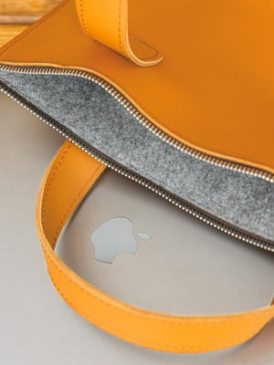 Шкіряний чохол янтарного кольору для MacBook | 6799357