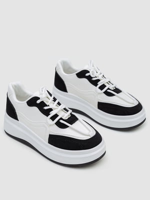 Кросівки біло-чорні з оригінальним шнурівкою | 6801340