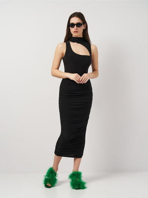 Черное облегающее платье с асимметричным вырезом | 6802318