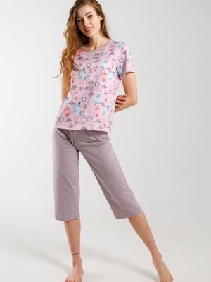 Піжама: рожева футболка в принт та сірі бриджі | 6802672