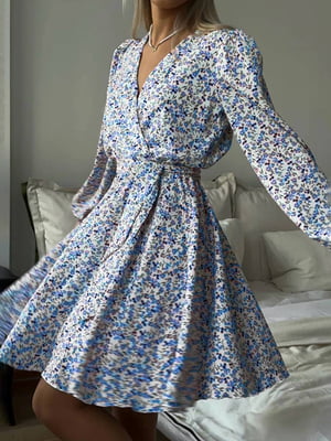Біло-блакитна розкльошена сукна в квітковий принт “на запах” | 6803891